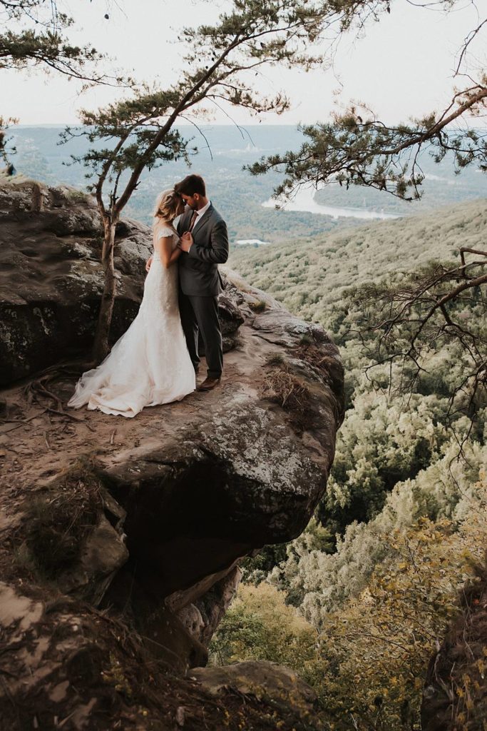 Couple on the side of a cliff in Lookout Mountain 