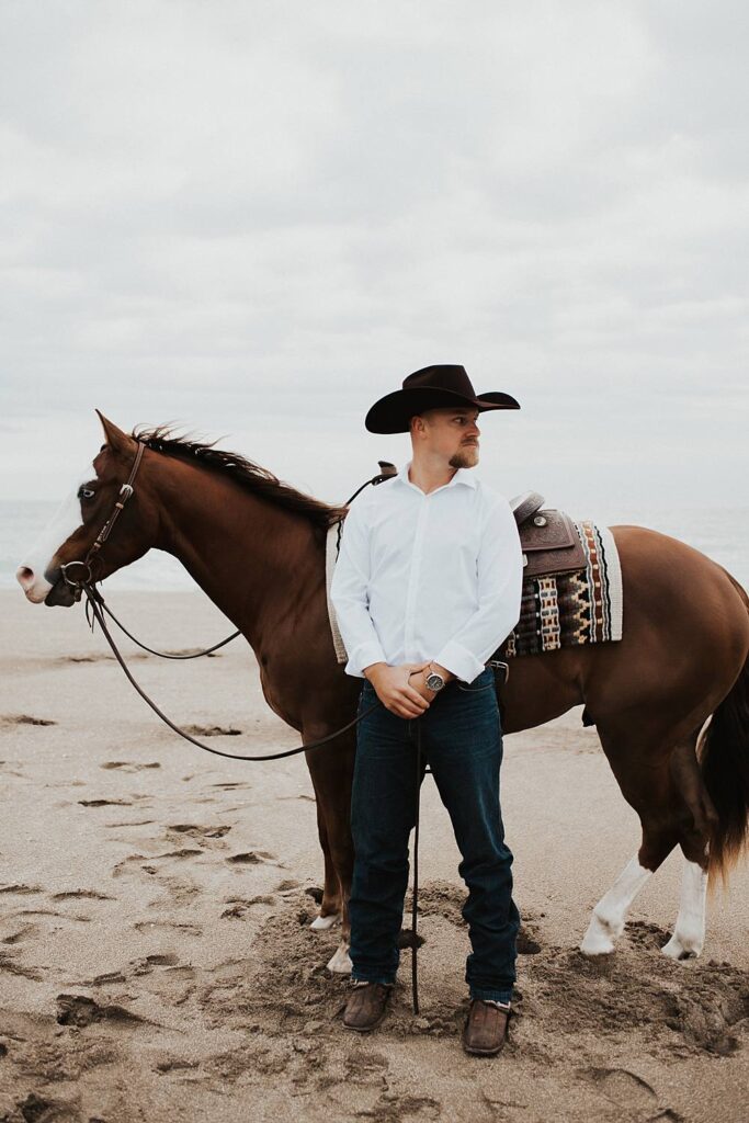 Florida groom holding horse at a Florida beach